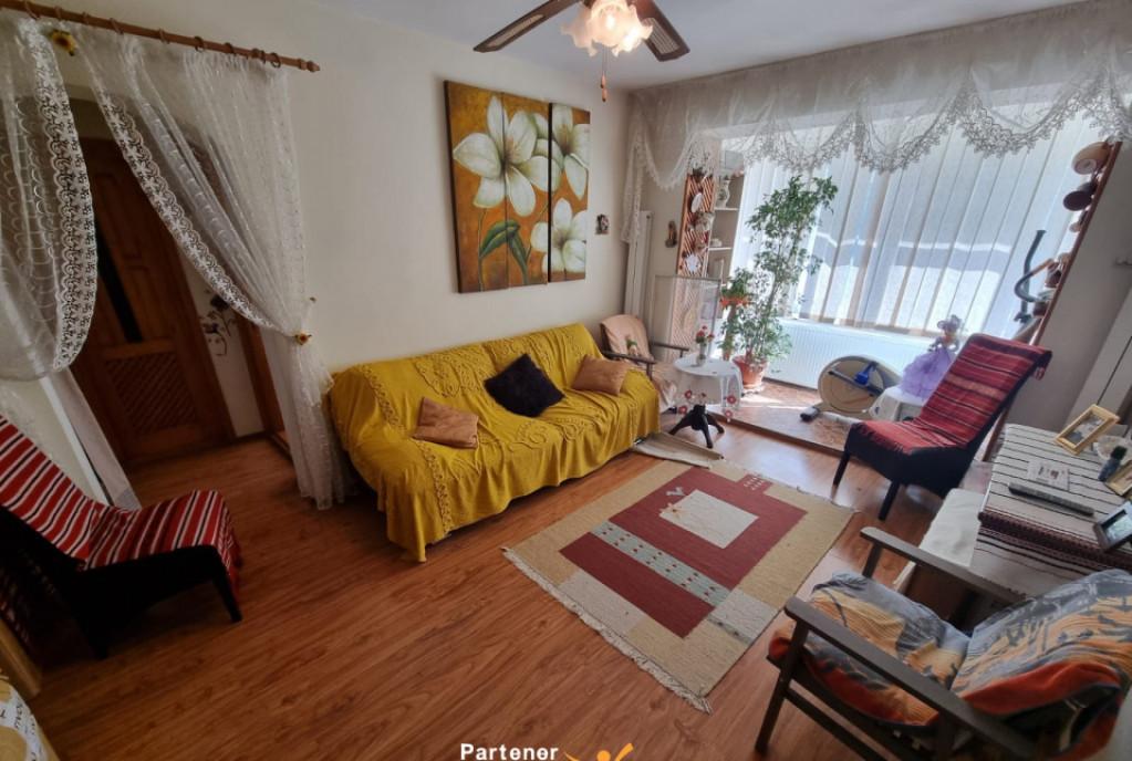 Apartament cu 3 camere decomandat central