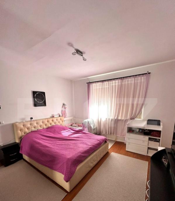 Apartament spatios 3 camere balcon si parcare etaj 3/3