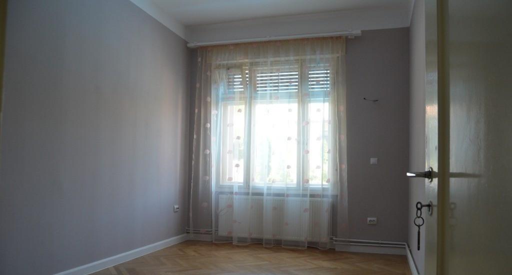 Apartament cu 4 camere suprafata de 135 mp garaj si beci i