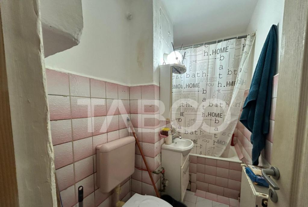 Garsoniera cu balcon si pivnita etaj 1 Zona Strand de vanzar