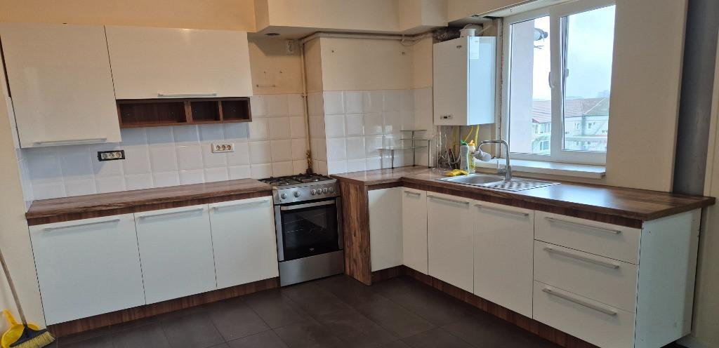 Proprietar inchiriez apartament renovat 4 camere zona buna