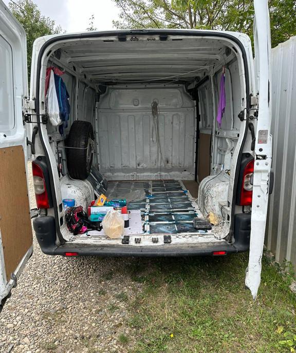 Transport marfa cu duba inchisa Renault Master 100 lei