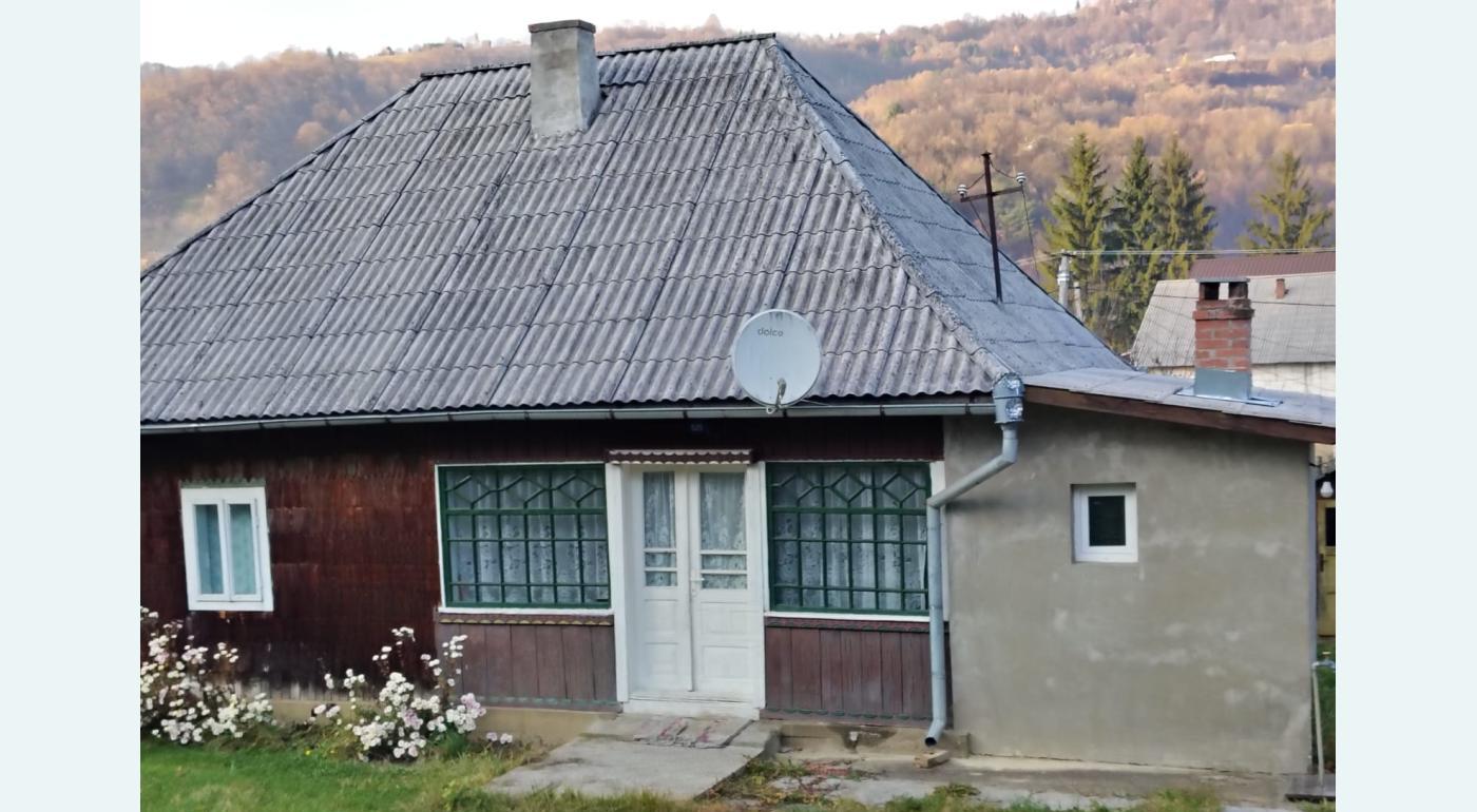 Vind teren cu casa batrineasca