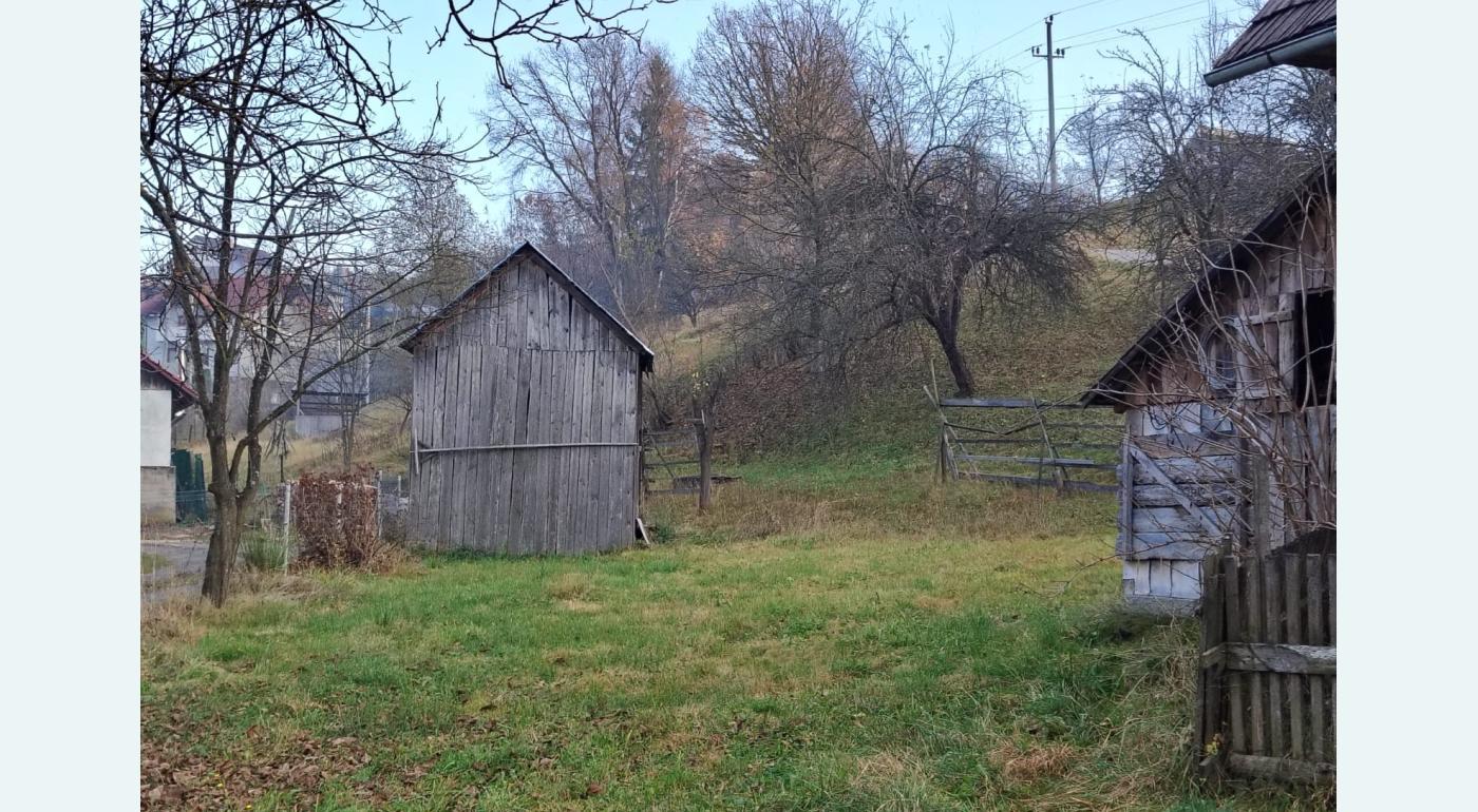 Vind teren cu casa batrineasca