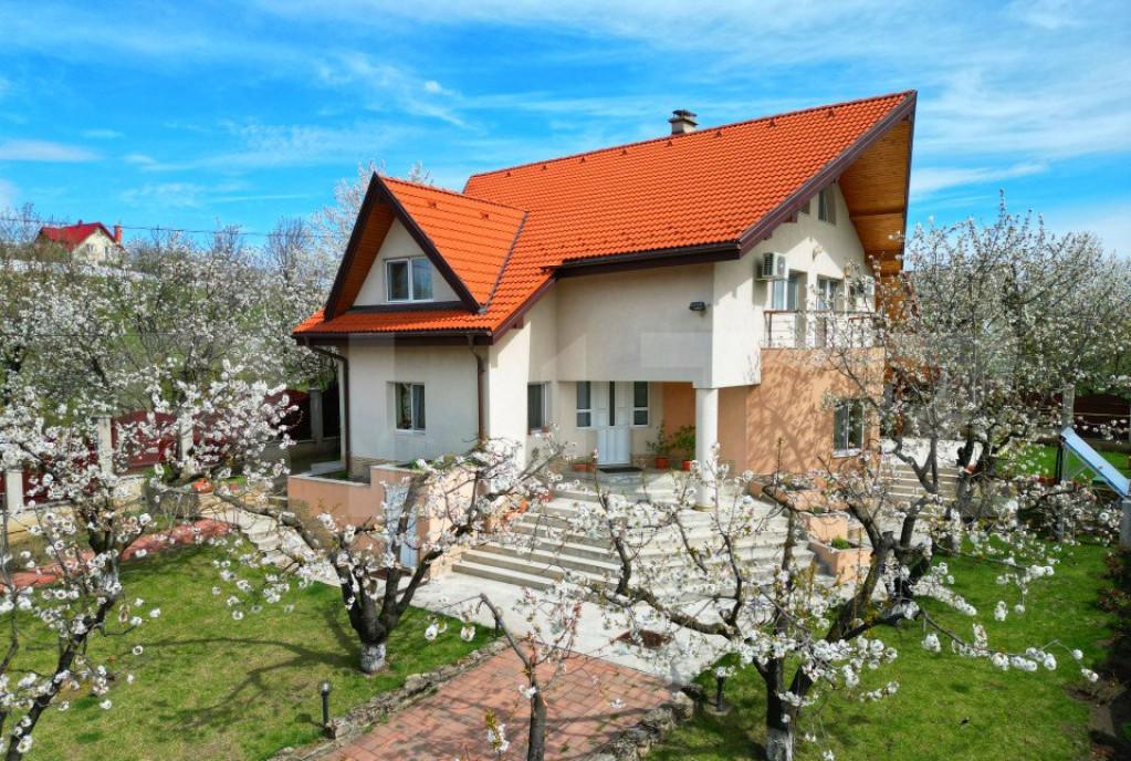 Casa boiereasca rafinata si luxoasa cu 8 camere 480mp Chi
