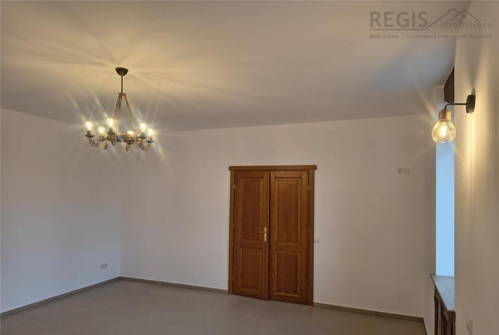 Casa Rustica 3 camere mobilat curte Central Sacele