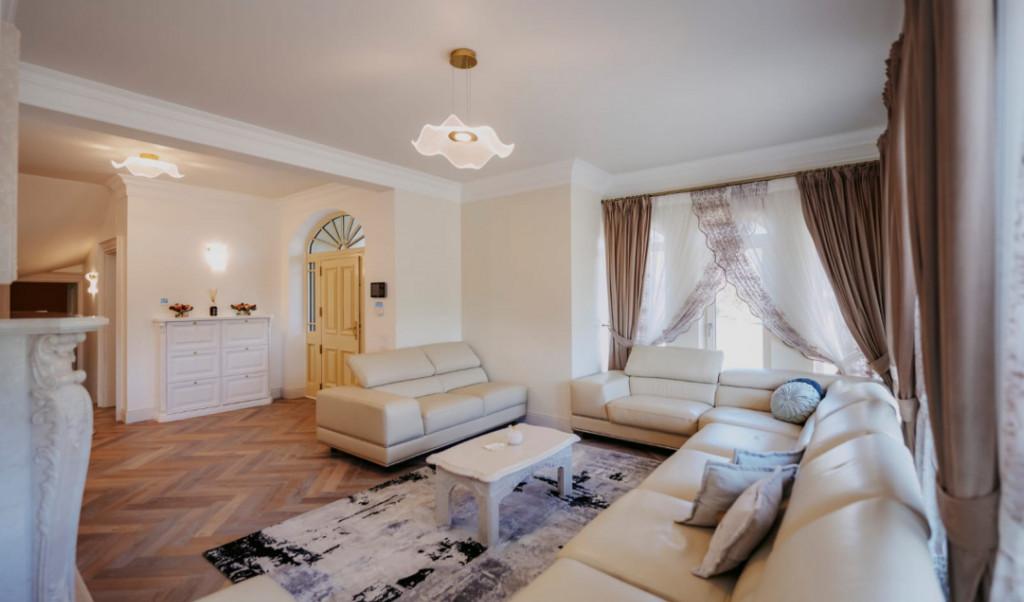 Casa exclusivista cu arhitectura unica 320mp utili Horod