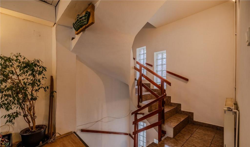 Locuinta cu caracter doua niveluri 4 camere terasa garaj cur