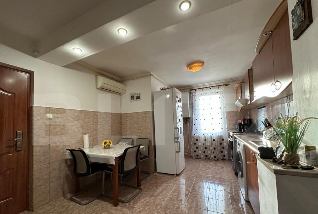 Apartament cu 3 camere decomandat balcon loc de parcare-