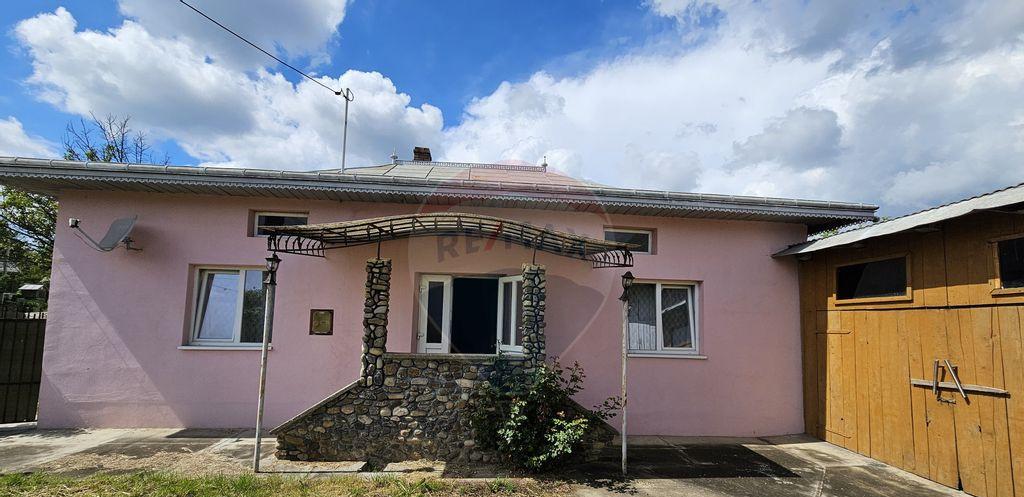 Casa cu 3 camere teren intravilan de 1300mp in Ipotes