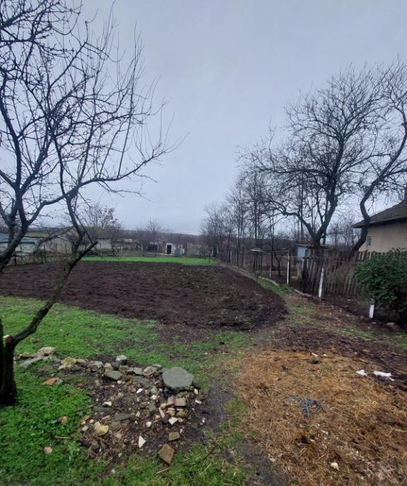 Teren si casa mobilata utilata cu vad stradal excelent Tortoman