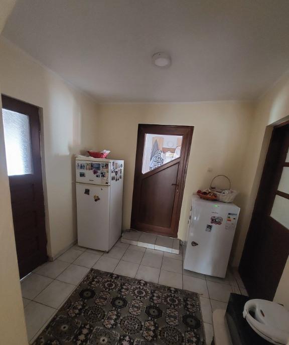 Teren si casa mobilata utilata cu vad stradal excelent Tortoman