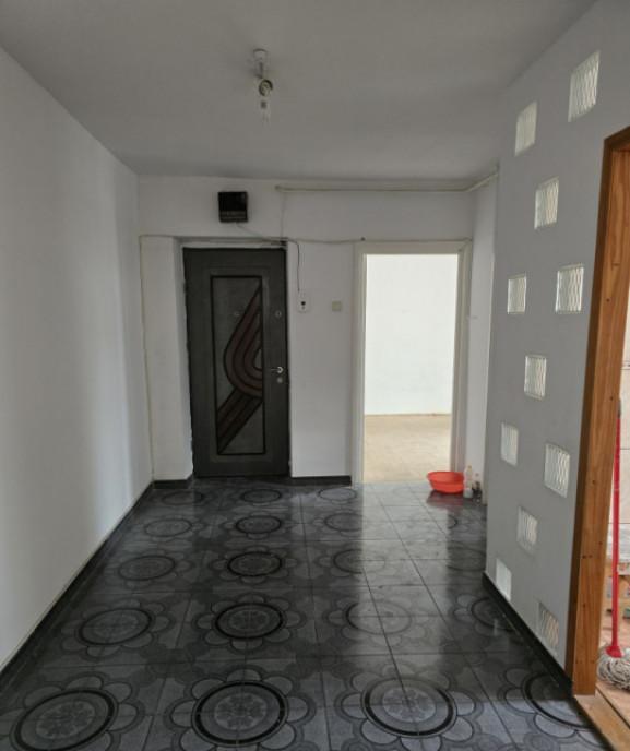 2 camere decomandat 53 mp utili etaj 2 - Precista