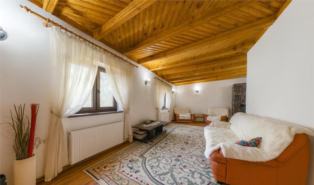 Tur live Casa cu arhitectura traditionala curte spatioasa f