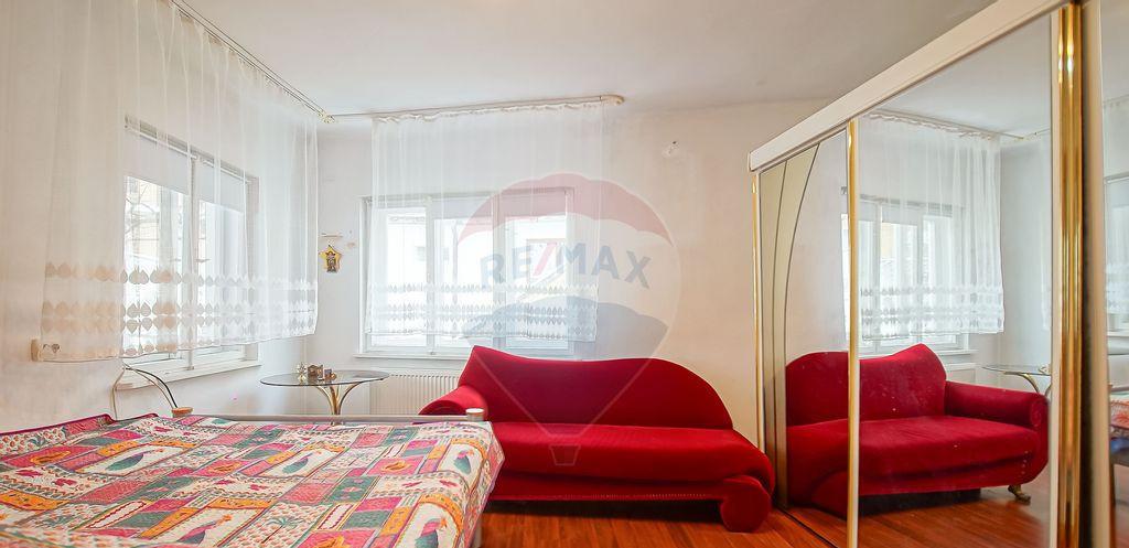 Proprietate cu 2 apartamente si garaj Schei