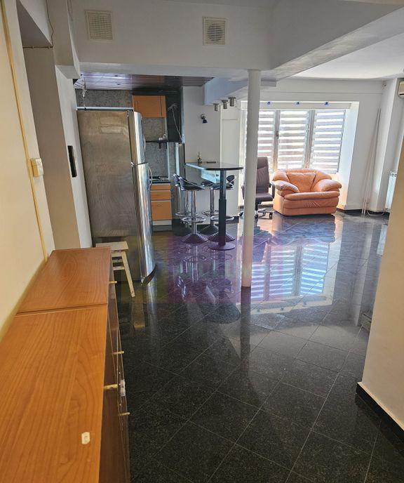 Vanzare apartament de 3 camere in zona Decebal stradal