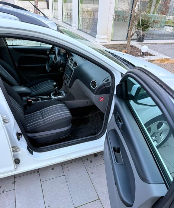 2011 Ford Focus 1 6 benzina si Masina buna Fiscal 1 900 eur