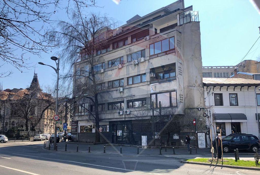 Apartament cu 4 camere nemobilat in P ta Victoriei Lasc