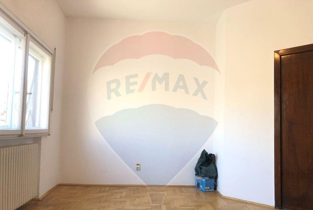 Apartament cu 4 camere nemobilat in P ta Victoriei Lasc