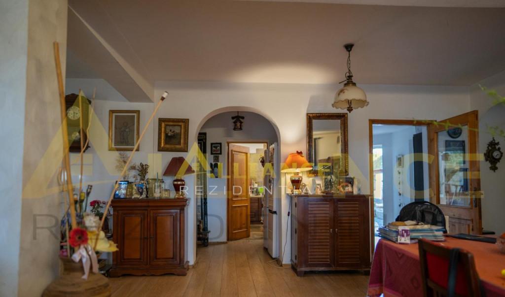 De vanzare apartament 3 camere Decomandat Etaj 1 Bl