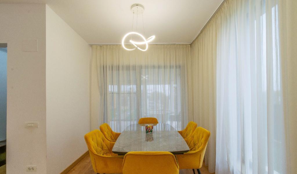 Vila moderna cu vedere la lac minicomplex inchis