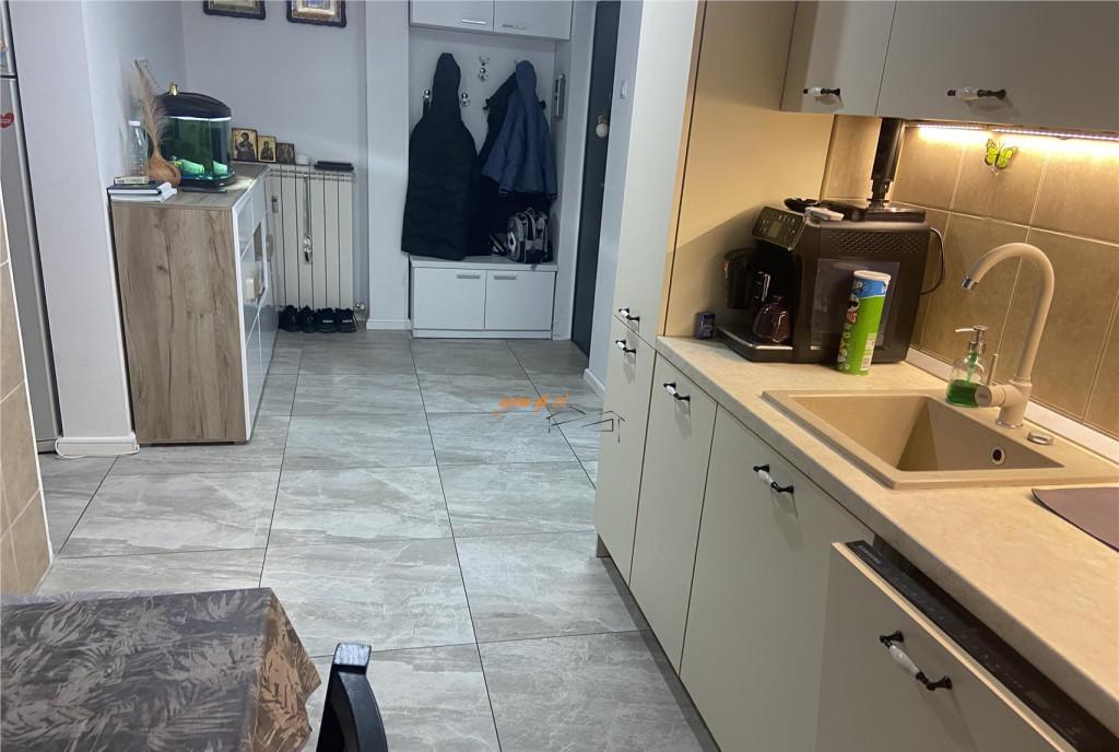 Apartament 3 camere zona Liceul Economic str Longinescu