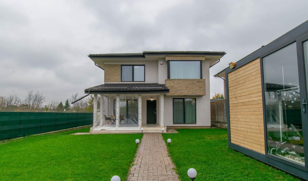 Vila moderna cu vedere la lac minicomplex inchis