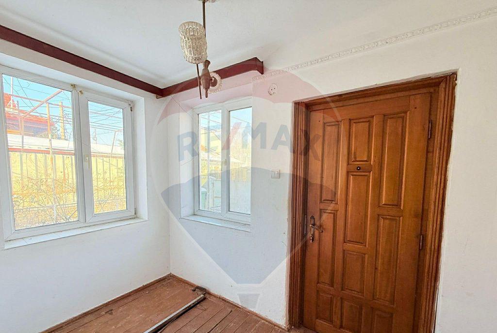 Casa de vanzare cu curte 4 camere Zona Gorjului Te