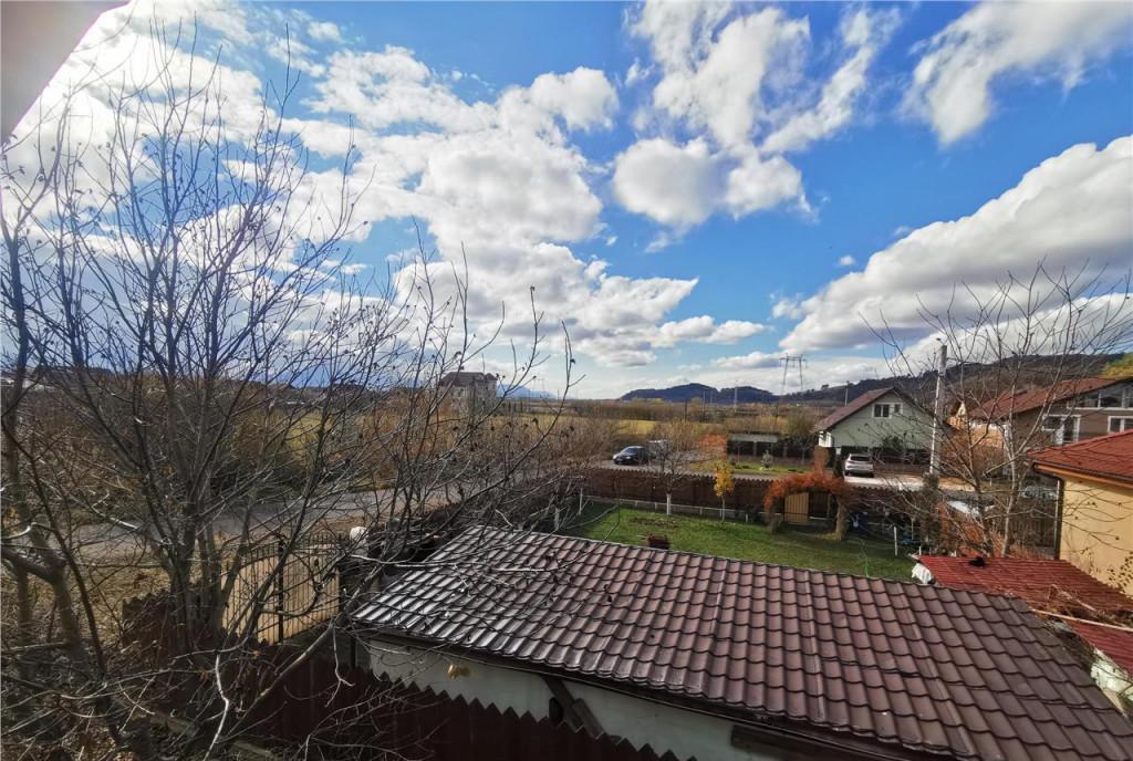 Casa la rosu cu 3 dormitoare garaj si bransamente utilitati