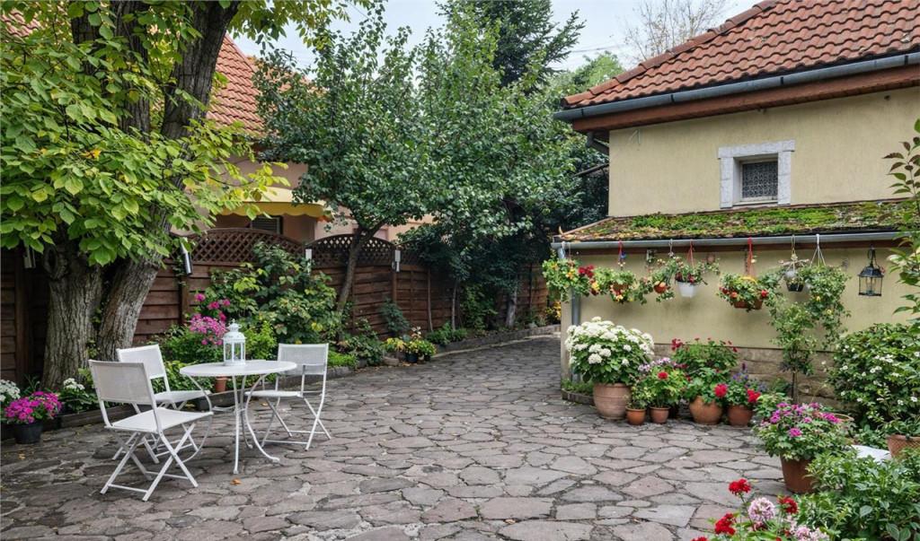 Casa Bartolomeu pe doua nivele stil deosebit curte comuna