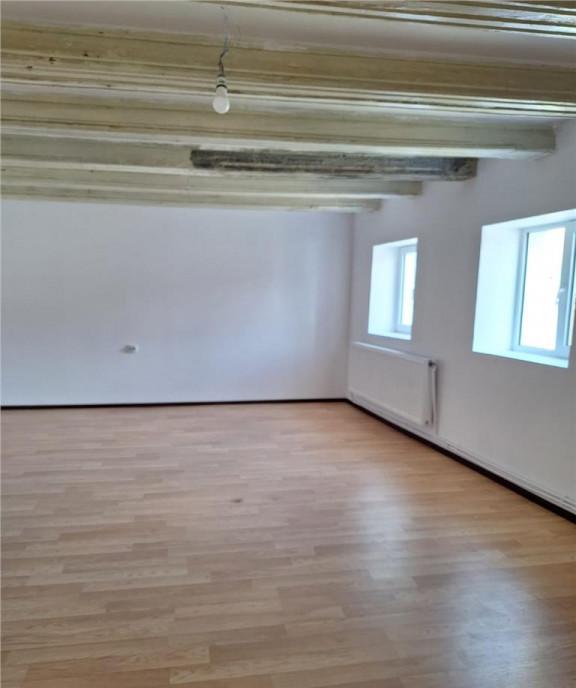 Casa Bartolomeu pe doua nivele stil deosebit curte comuna