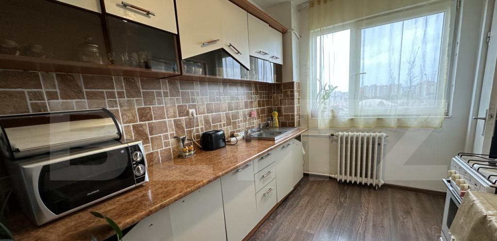 Apartament decomandat cu trei camere si doua bai zona Iosia