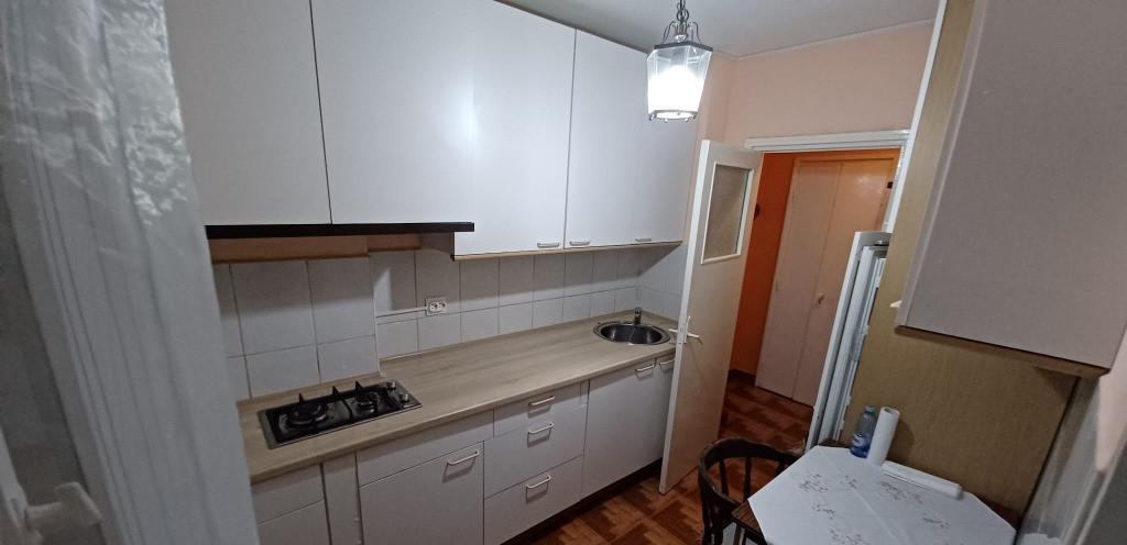 Apartament 2 camere 64m2 direct proprietar Bd Cantemir nr 15 Unirii