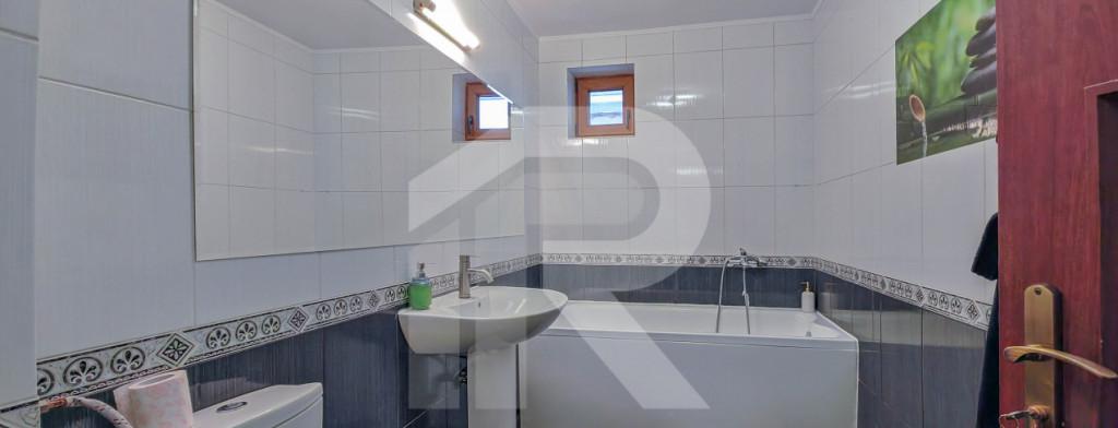 Casa 5 camere renovata 2025 curte parcare