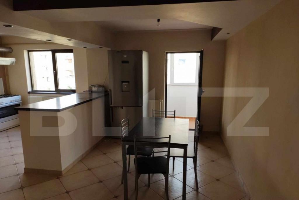 Apartament cu etaj 4 camere zona Canta