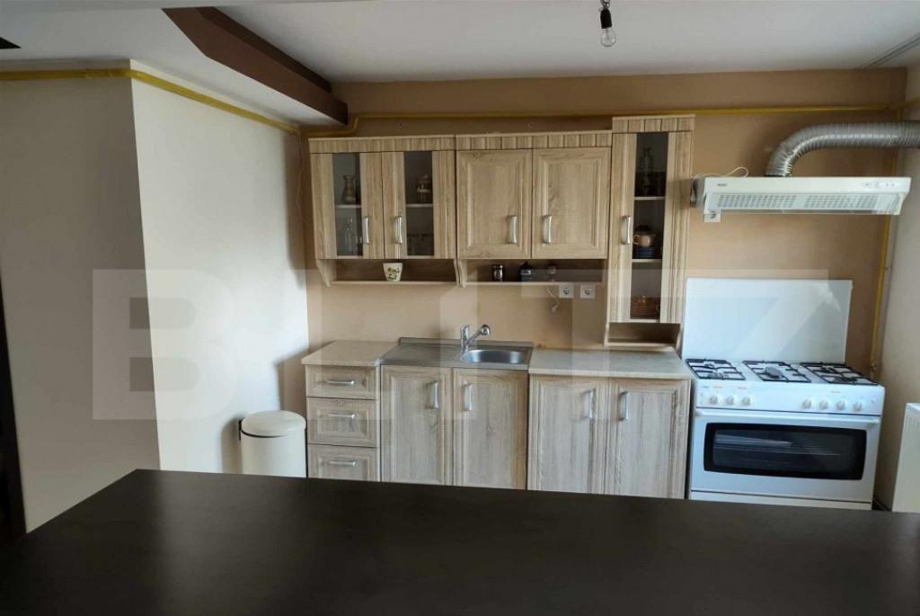 Apartament cu etaj 4 camere zona Canta