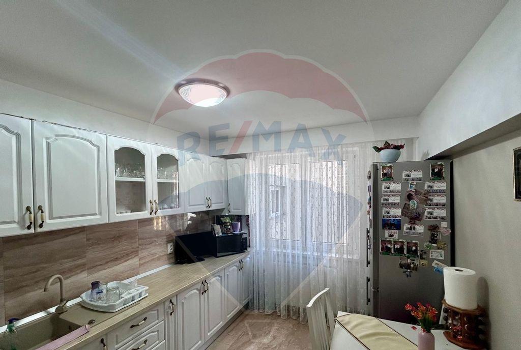 Apartament cu 4 camere de inchiriat zona ultracentrala