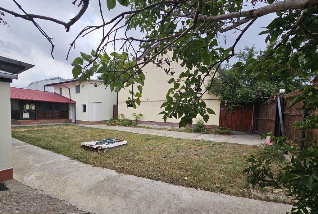 Casa 4 camere curte 400mp Sector 4 Luica Giurgiului