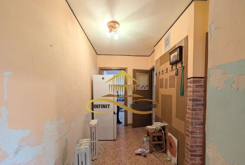 Vand apartament 3 camere etaj 2 str Panselelor