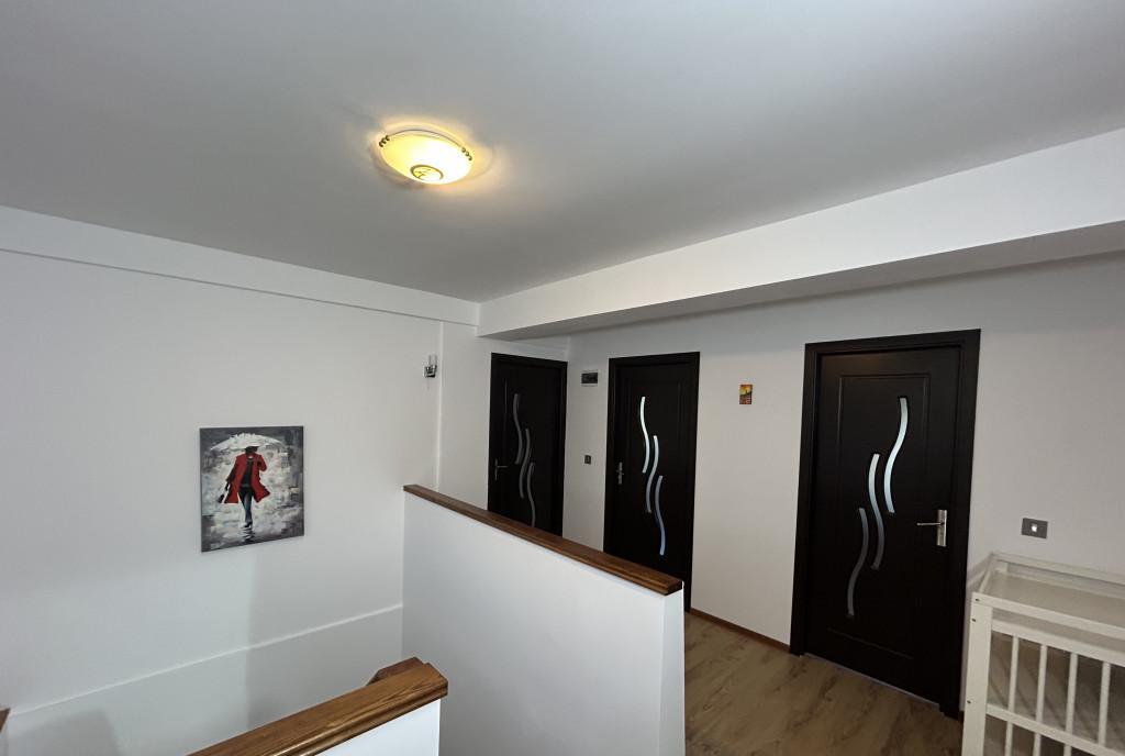 Inchiriez apartament in vila