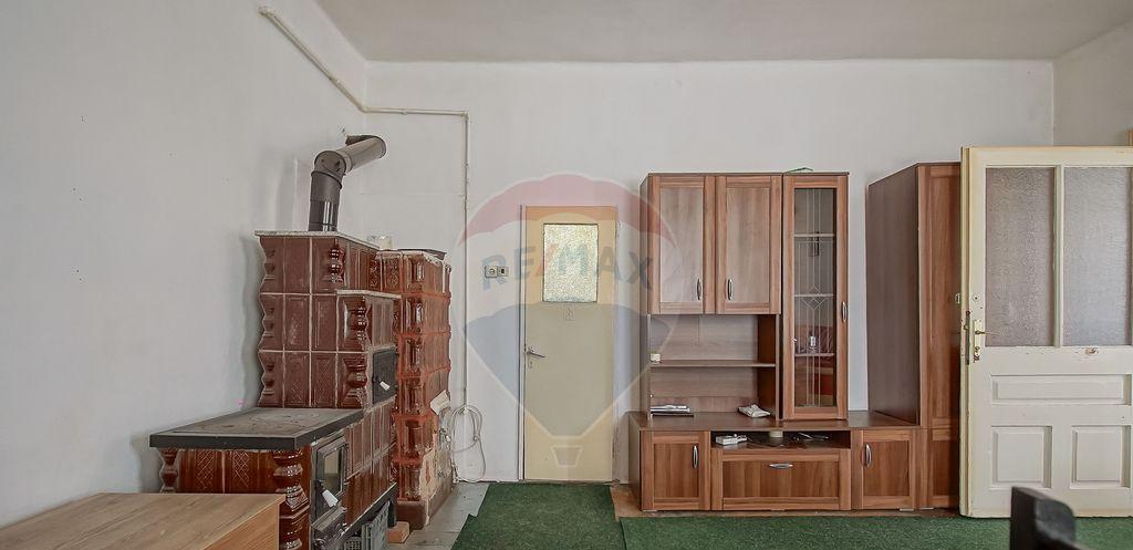 Casa de vanzare in centrul localitatii Prejmer tere