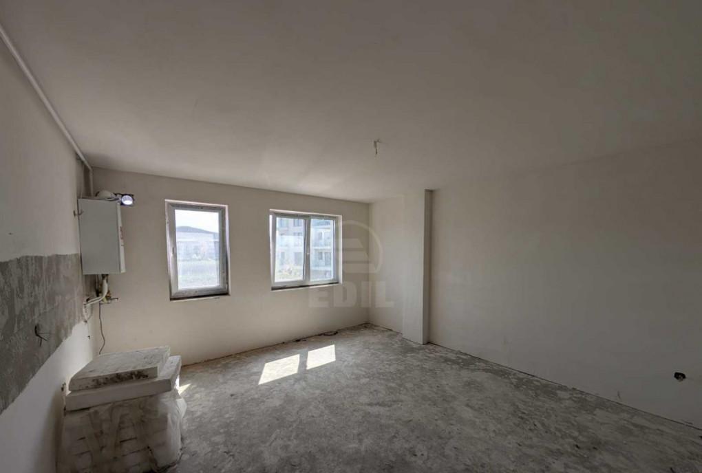 Apartament 3 camere semidecomandat