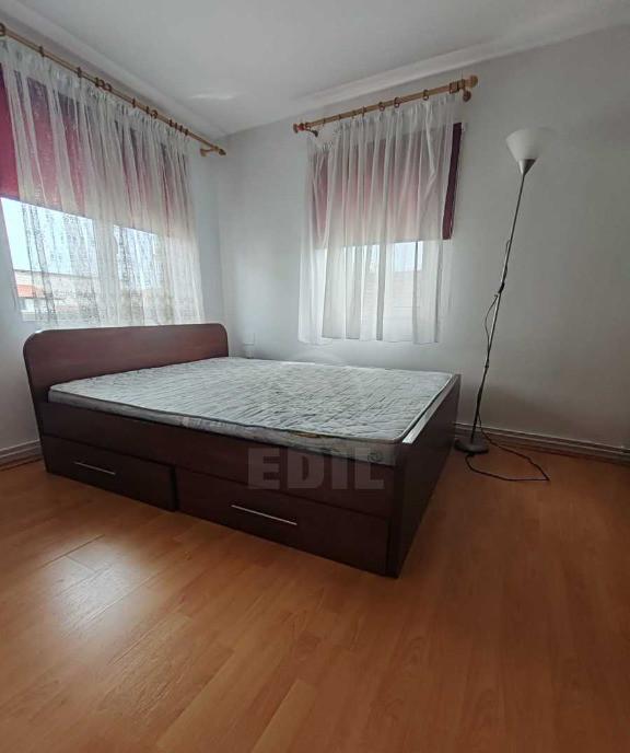 Apartament 3 camere semidecomandat