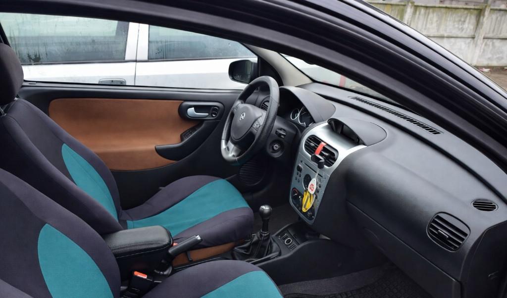 Opel Corsa 1 2 - an 2003 3 500 lei