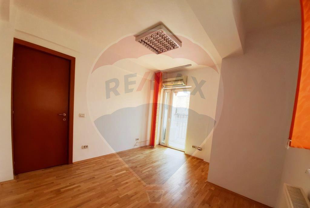 Apartament duplex / 4 camere de inchiriat / zona Bucur Ob