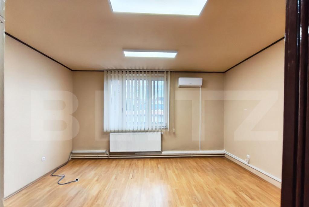 Spatii comerciale in cladire de birouri central