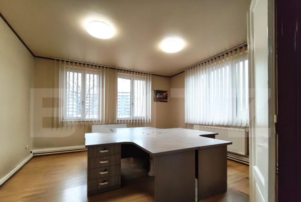 Spatii comerciale in cladire de birouri central