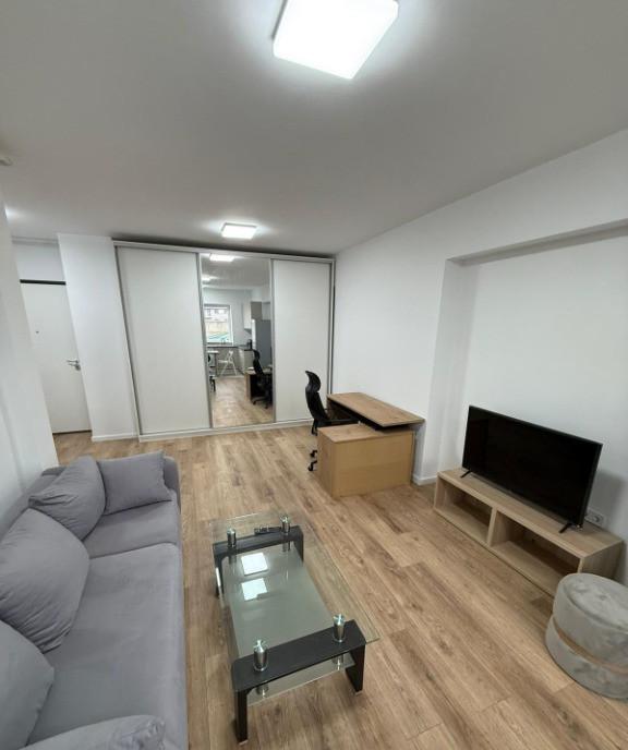 Garsoniera de inchiriat cocheta si spatioasa langa Mall Plaza centrala