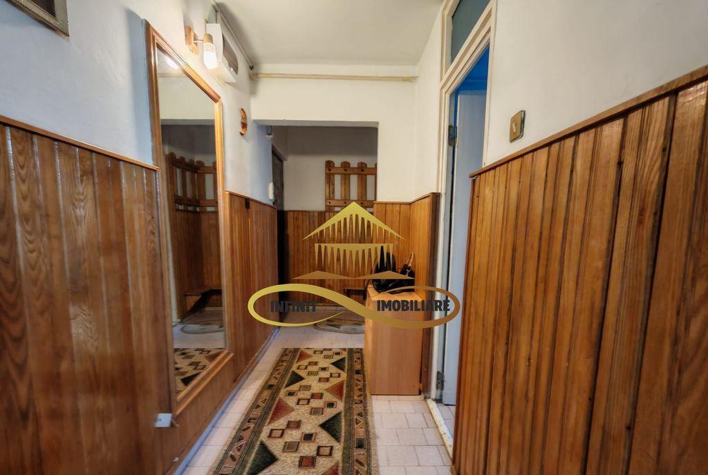 Inchiriez apartament 3 camere semidecomandate etaj 1 zo