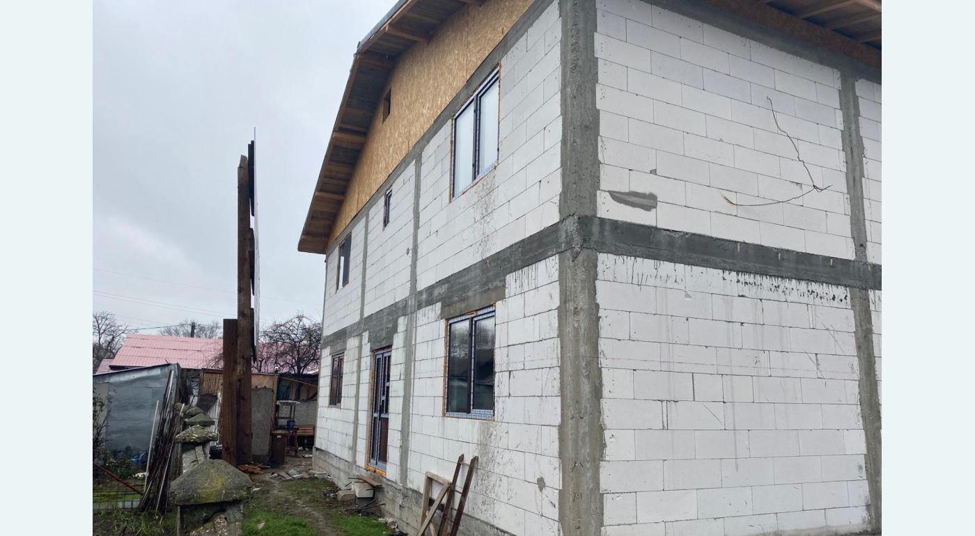 Vand casa la rosu P E